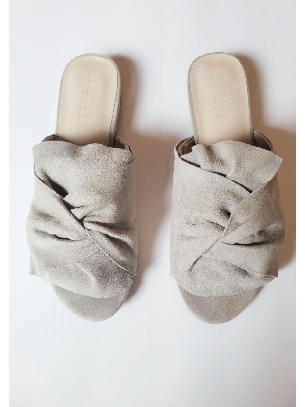 Kenneth Cole Reaction Light Grey Suede Vanya Knot Slide Sandals size 9 w/ box